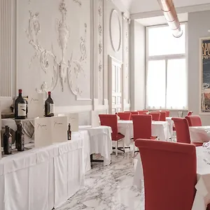 **** Hotel De Italië